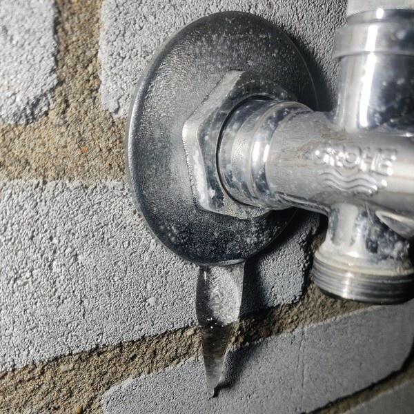 IJspegel onder rozet Grohe vorstvrije gevelkraan