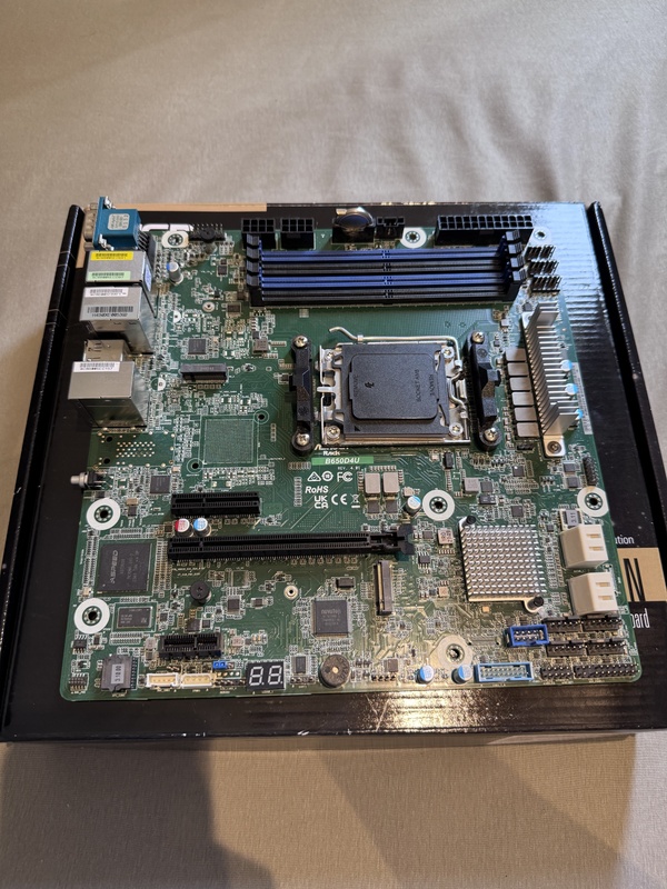 ASRock Rack B650D4U aangeboden - Vraag & Aanbod - Tweakers