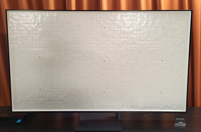 Opengewerkt demomodel van de Bravia 9 II, met de rgb-leds duidelijk zichtbaar