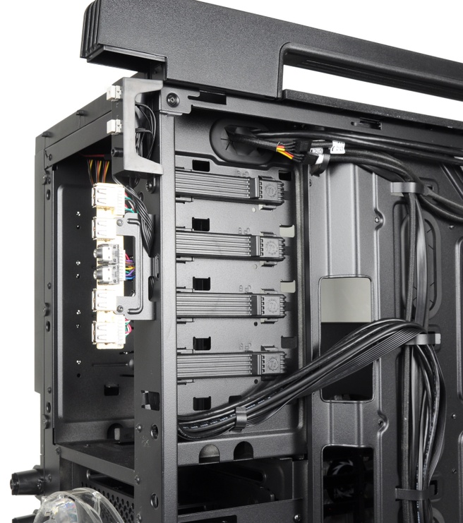 Thermaltake Level 10 GT driekwart-aanzicht, zonder frontpanel