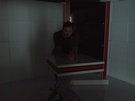 Slechte lichtomstandigheden Chris achter de desk