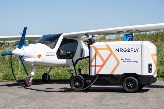Een Pipistrel en een mobiele lader