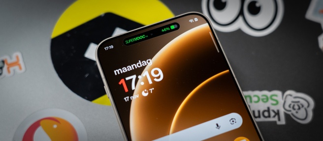 De OnePlus 15 opladen met het SuperVOOC-protocol.