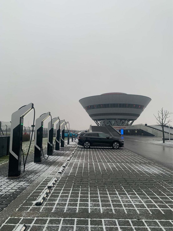 Afbeeldingslocatie: https://tweakers.net/i/5o2k6IEu_SPOPjZ7d9HLr_wWSzk=/x800/filters:strip_icc():strip_exif()/f/image/wYN9riNNRcfh3gwgYhDr6GSB.jpg?f=fotoalbum_large
