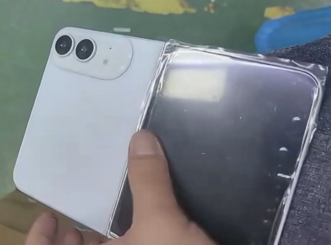 Het vermeende design van de iPhone Fold. Bron: Ice Universe
