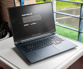 XMG Pro 18