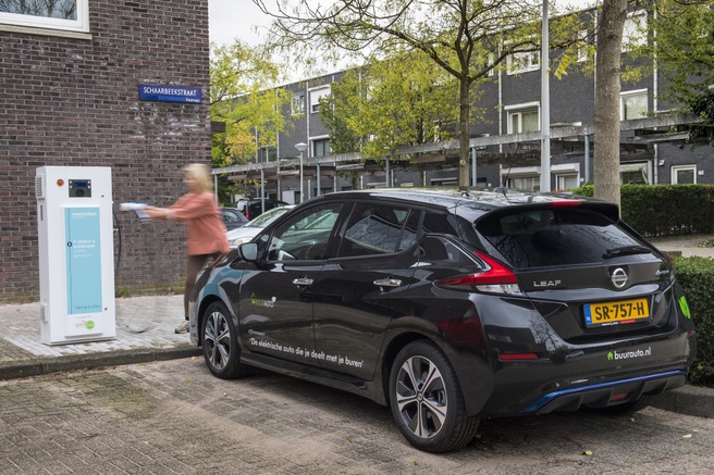 Een deelauto in de wijk als mini-energiecentrale (beeld: Nissan/WeDriveSolar)