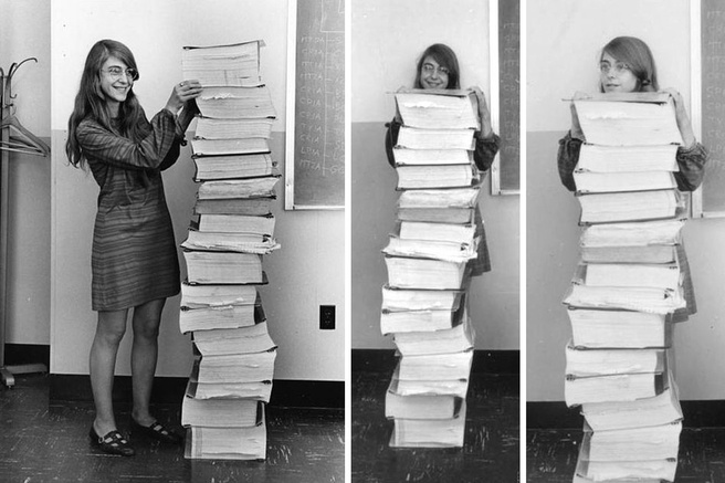 Margaret Hamilton met Apollo-softwarecode. Beeld: MIT News, MIT Museum
