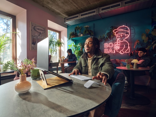 Mobi Fold, off white, gebruiker, telewerken. Bron: Logitech