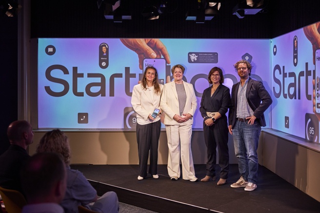 Odido Startphone. Van links naar rechts: Tisha van Lammeren, cco Odido, Gerdine Keijzer-Baldé, Directeur-Generaal ministerie van Economische Zaken, Ina Koning (VU) en Wouter van den Bos (UvA)