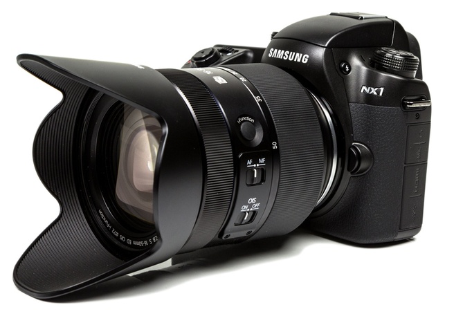 NX1 met 16-50mm f/2-2.8