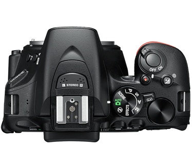 Nikon D5600 + AF-P DX 18-55mm VR + 16GB SD