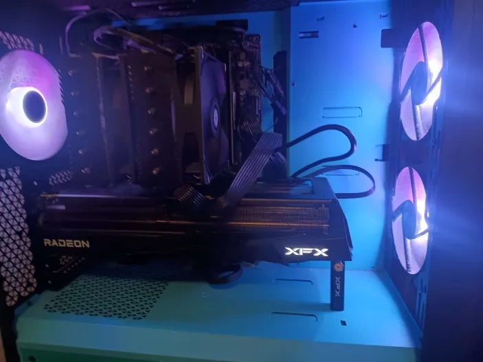 Afbeeldingslocatie: https://tweakers.net/i/8LAfdK7478HZNujs2tIncmVF7SM=/fit-in/4920x3264/filters:max_bytes(3145728):no_upscale():strip_exif()/f/image/jAXyQCSqnsRYJYU3dBxR4H9w.webp?f=user_large