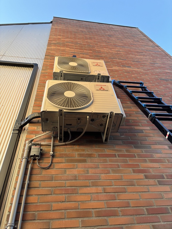 Afbeeldingslocatie: https://tweakers.net/i/8LE44M-hh8P3fmms974PQ0Ddgp4=/x800/filters:strip_icc():strip_exif()/f/image/9n1UcFZuPldD22UYY7E5VOYz.jpg?f=fotoalbum_large