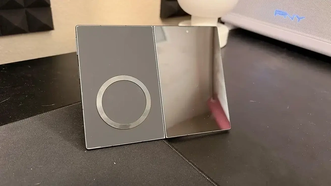 De Galaxy Z Fold8 zonder camera's. Bron: Reddit/