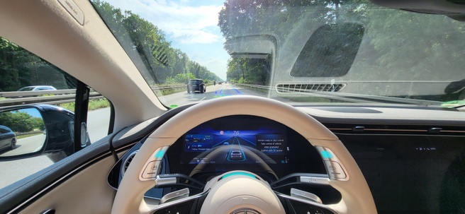 Mercedes Drive Pilot turquoise verlichting bij stuur
