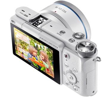 Samsung NX3000 + 16-50mm F3.5-5.6 Power Zoom Wit