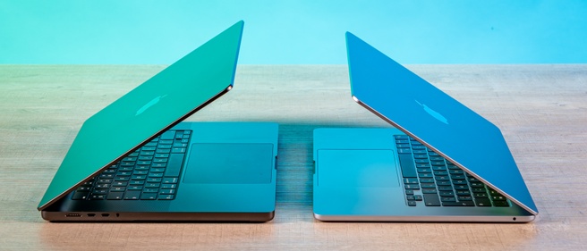 De Apple MacBook Pro (2026) 16" (links) naast de MacBook Air (2026) 15"