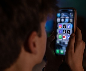 Sociale media Instagram, Threads, Facebook, TruthSocial, TikTok, X, WhatsApp, YouTube stock (bron: Matt Cardy/Getty Images)