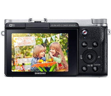 Samsung NX3000 + 16-50mm F3.5-5.6 Power Zoom + Flitser Zwart