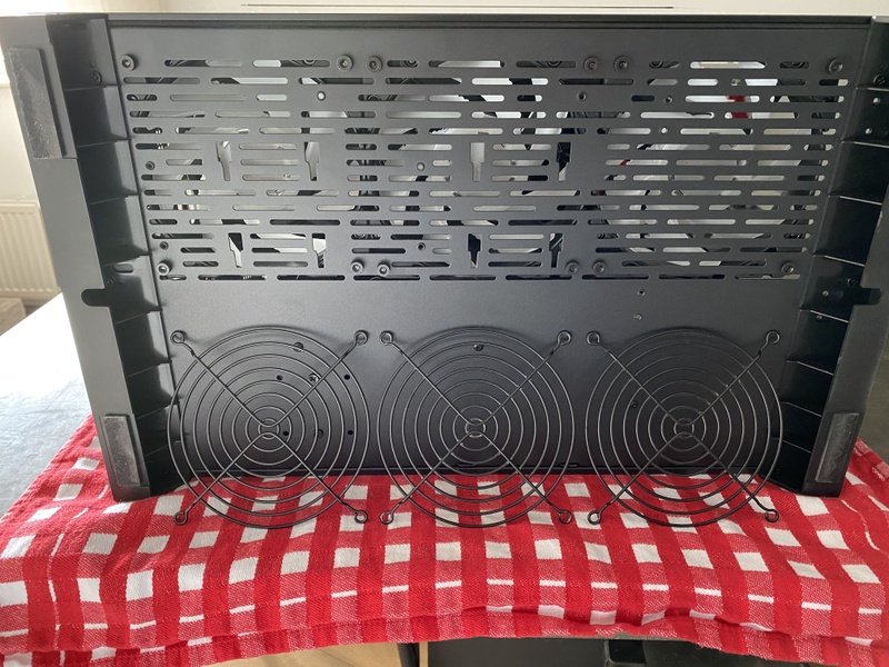 Afbeeldingslocatie: https://tweakers.net/i/B3MgJzAEQmyd_PZ5mBpS9REOLNs=/800x/filters:strip_icc():strip_exif()/f/image/oTAI8Gx74bq1cC809NEpCQDK.jpg?f=fotoalbum_large