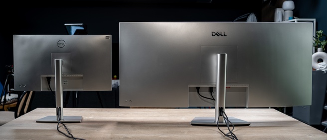 Dell UltraSharp U5226KW naast UltraSharp U2722DE