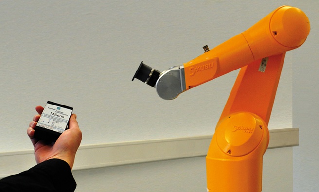 Robotarm bestuurd met Fraunhofer-sensortechniek