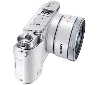 Samsung NX3000 + 16-50mm F3.5-5.6 Power Zoom + Flitser Wit