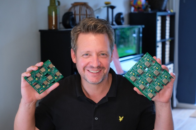 Arjen Hiemstra met zijn zelfgemaakte modules