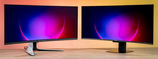 MSI MPG 341CQR QD-OLED X36 (rechts) naast de Alienware AW3423DW