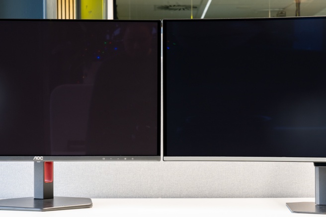 Coating van de MSI MPG341CQR QD-OLED X36 naast andere schermen