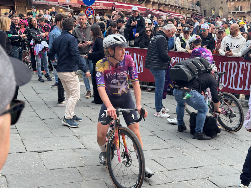 Afbeeldingslocatie: https://tweakers.net/i/DM-YZ30W4rSBEoK7soe4TL82rhA=/fit-in/4000x4000/filters:no_upscale():strip_exif()/f/image/eWZyPnxw1JPEpf6VcFeuchtd.png?f=user_large