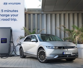 Een Hyundai Ioniq 5 aan een snellaadpaal