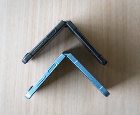 Samsung Galaxy Z Flip6 (links/onder) en Z Flip5