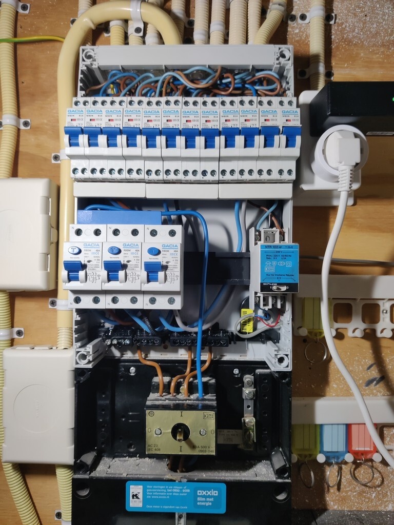 Groepenkast met gesmolten nul aansluitblokje na herstel door elektricien