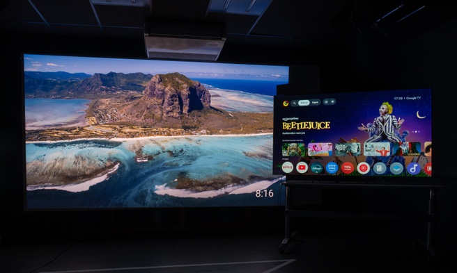Links: 150" projectiebeeld, rechts 75" televisie