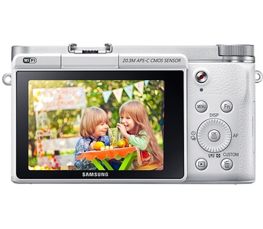 Samsung NX3000 + 16-50mm F3.5-5.6 Power Zoom + 50-200mm F4-5.6 ED OIS III Zwart