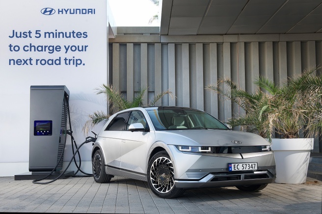 Een Hyundai Ioniq 5 aan een snellaadpaal