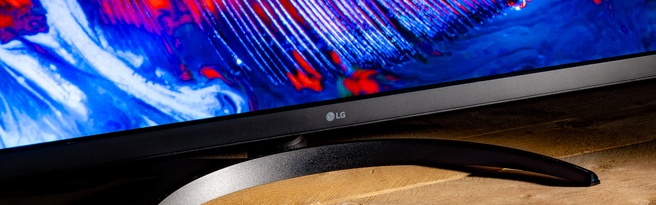 LG 32EP950 hero