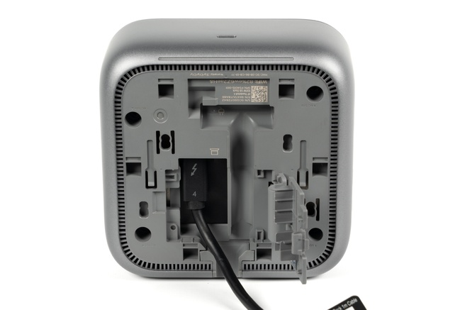 Door de onderkant los te halen, kun je de kabel van de HP-docks indien nodig vervangen.