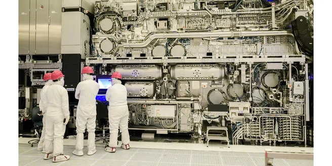 Intel-fabriekswerkers bij een ASML-high-NA-machine. Beeld: Intel