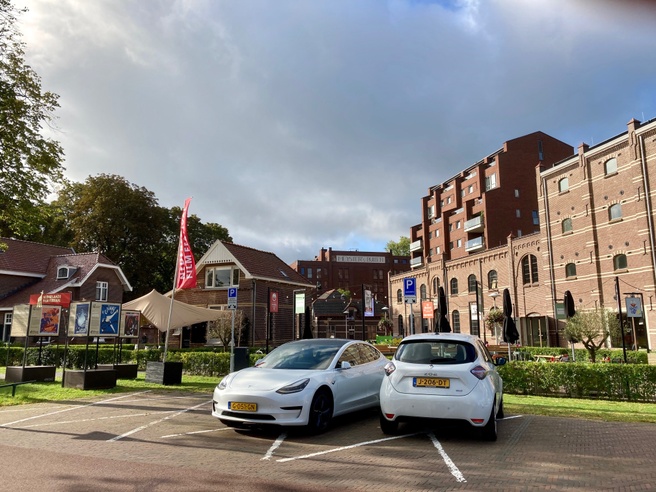 Deelauto's van We Drive Solar in Utrecht, waar een pilot loopt voor v2x
