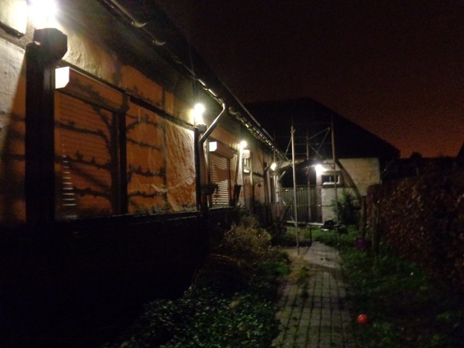 Vier LED-lampjes met een aluminium blikje als koelblok