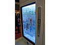 Experimentele frisdrankautomaat van Philips met transparant touchscreen