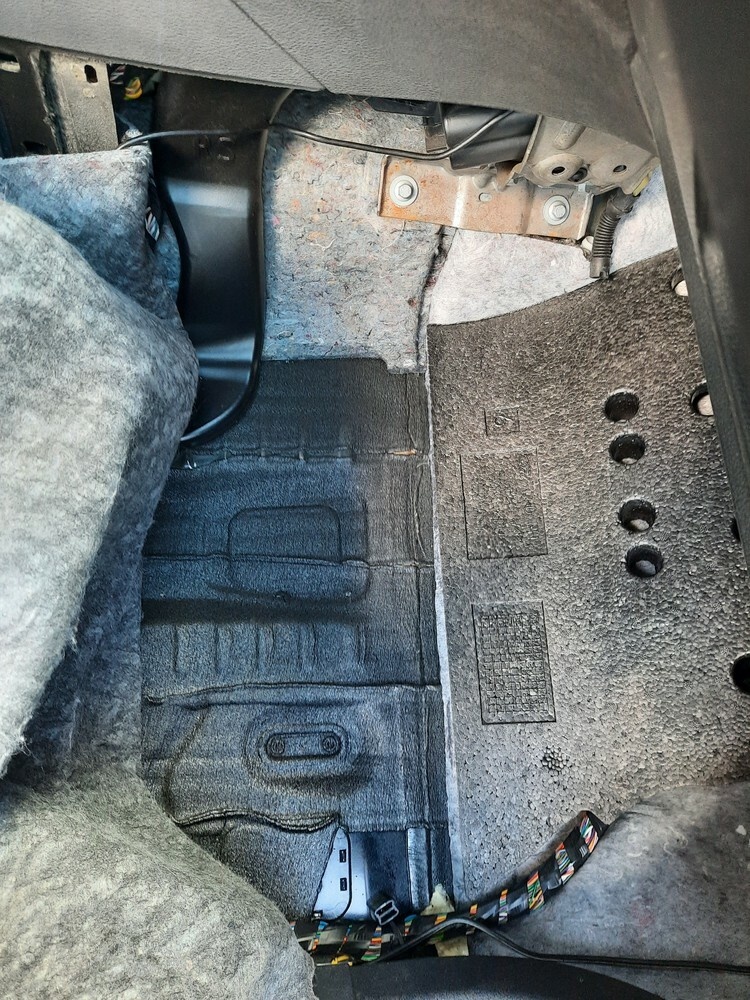 Ford Mondeo Mk4 - Zicht op passagierskant onder het tapijt
