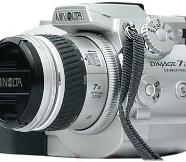 Dimage 7i review: voor/rechterzijkant