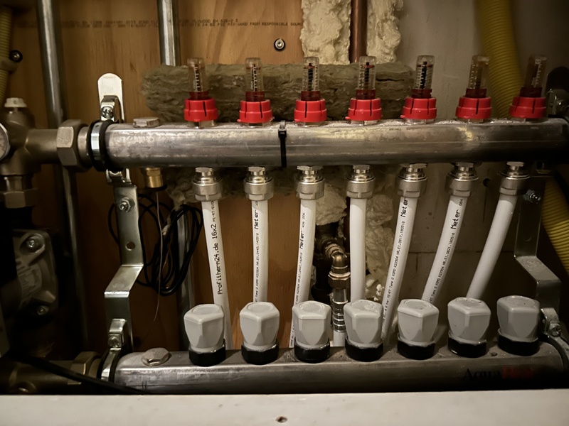 Vloerverwarming wordt niet warm. Duurzame energie en installaties GoT