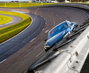 Een Tesla op de testbaan van de RDW