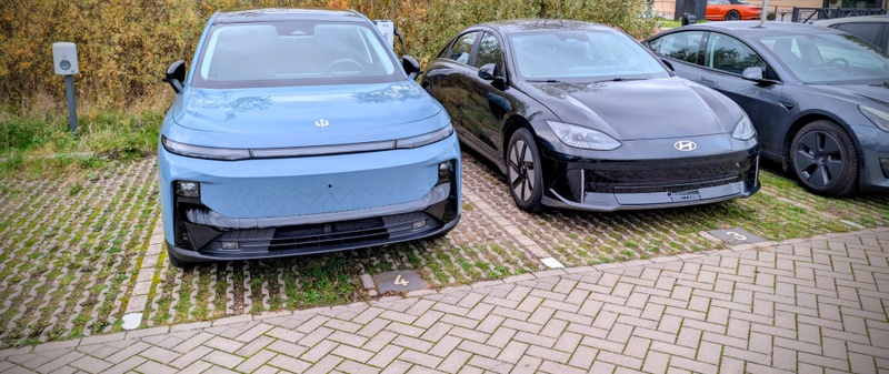 Afbeeldingslocatie: https://tweakers.net/i/HxhoBQXQnAHcfbtYCEy6bufBl3k=/800x/filters:strip_icc():strip_exif()/f/image/wH61kvrbu8K3IZStLouOelwk.jpg?f=fotoalbum_large