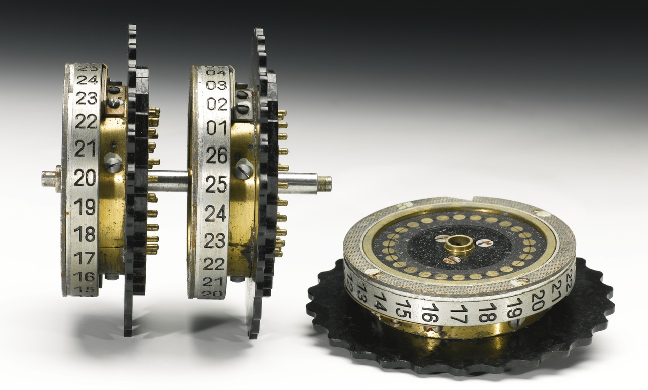 Codeermachine Enigma uit Tweede Wereldoorlog brengt 212.000 euro op bij ...